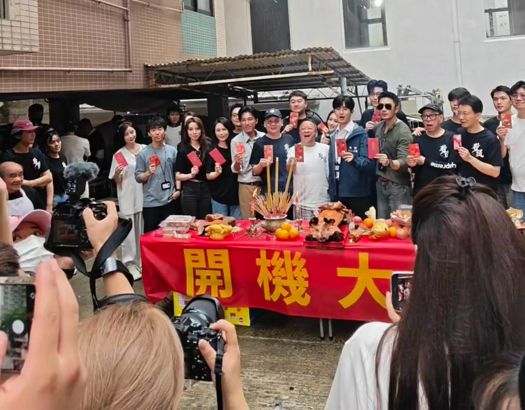 成毅狩谎开机大吉！拿着开机红包🧧好开心啊！我的小毅书又回来了！刷到的都是果果们