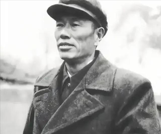 对越反击时，军委让邓华指挥，邓华拒绝道：我不合适，有两个原因。对越自卫反击战动员