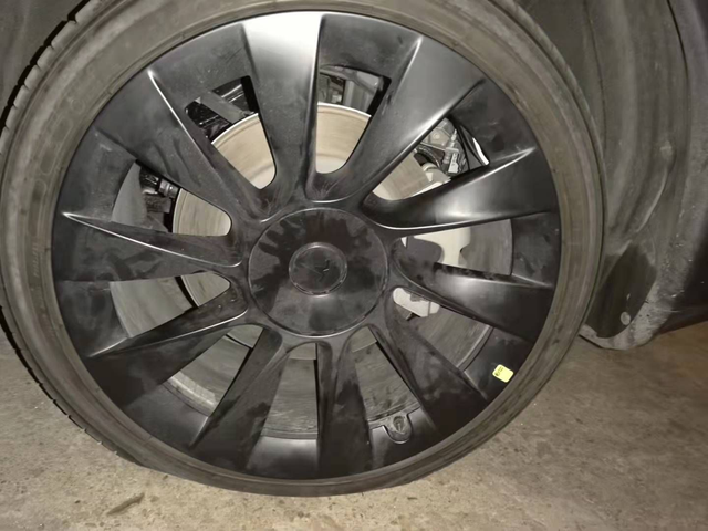 压石头轮毂炸了国道70的时速，压了块石头，轮胎没事，轮毂炸了。保险不处理只有轮