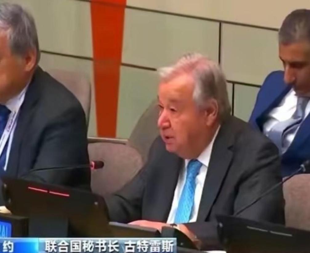 就差跪下了。 联合国秘书长，古特雷斯，最近开会，就差没当着全世界的面说：兄弟