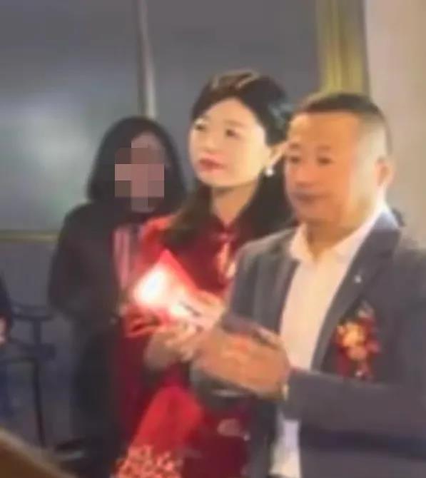 这夫妻俩在儿子婚礼上就没有笑模样啊！都说多年媳妇熬成婆，是大喜事，可金妈妈的嘴角