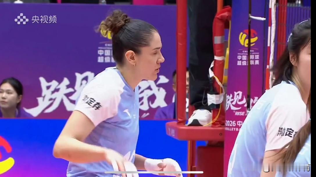 娜塔莉娅也体会到了李盈莹在天津女排的独木难支，2号位没有进攻的感觉了！天津女排也