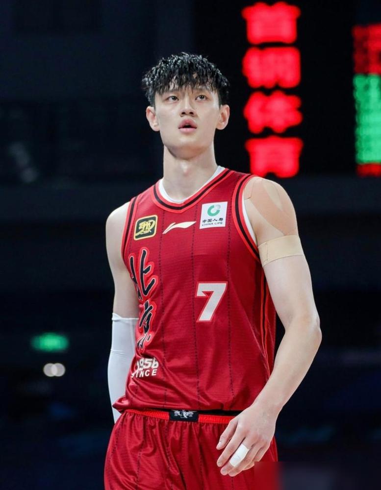 中国男篮本输窗口期完败韩国男篮，这球打的真让人压抑，让人揪心，中国男篮一盘散沙，