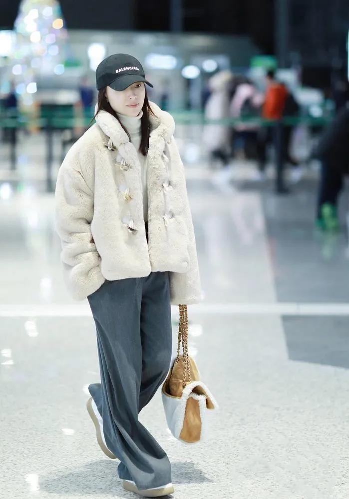 董洁的秋冬机场穿搭，又把“贵气松弛感”玩明白了董姐这衣品真的杀疯了！米白