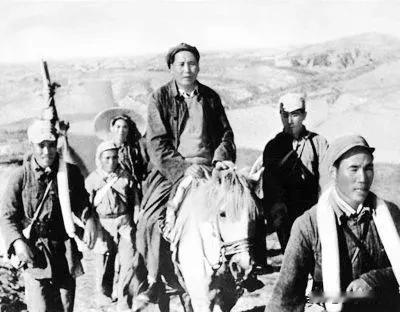 1947年4月，毛主席问，老百姓对党中央离开延安有什么反应，警卫员说："老百姓说