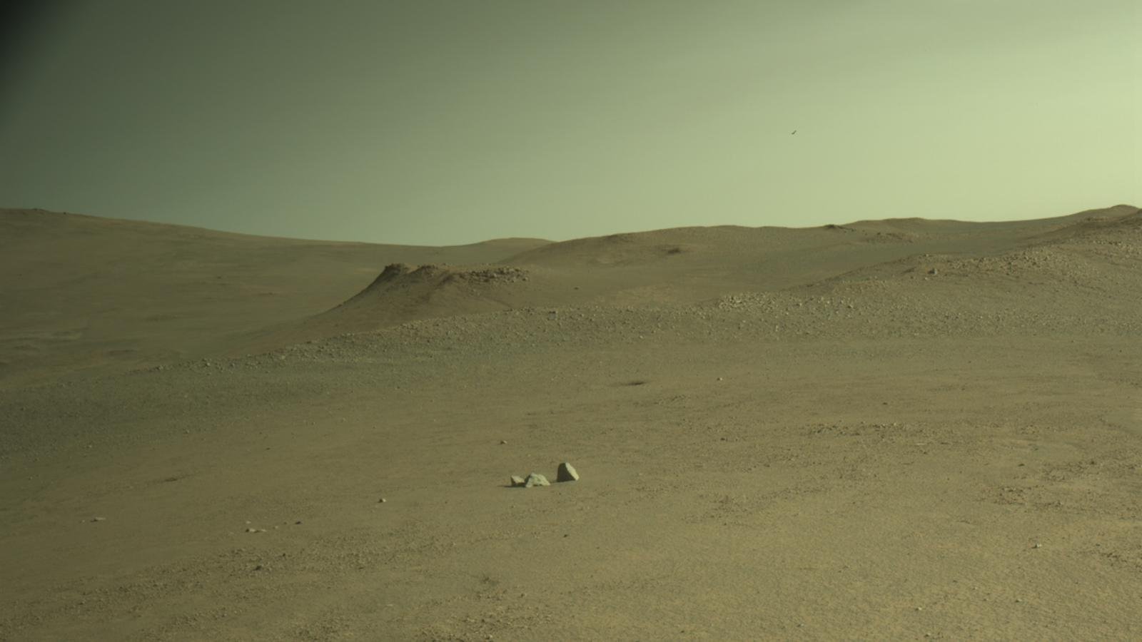 这张照片是由美国宇航局的毅力号火星探测器在穿越索罗亚岭时拍摄的​​​