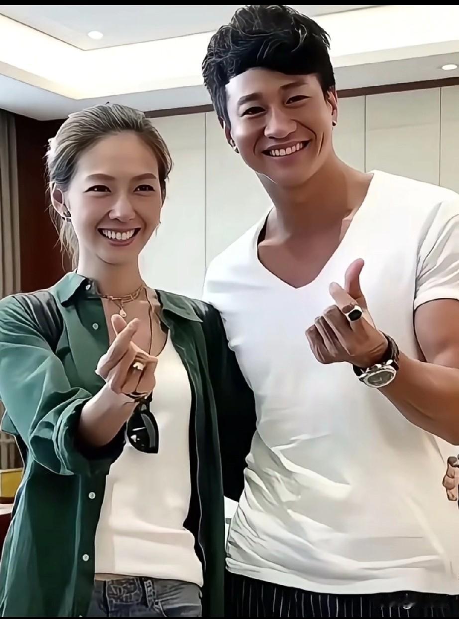 怎么看都比邓超帅气逼人何润东三次表白孙俪无果，娶了初中学历柜姐！2016年