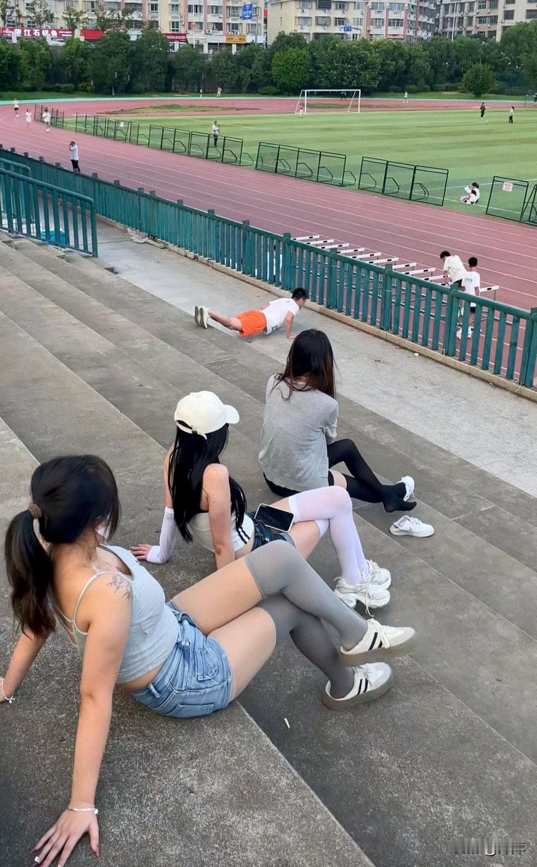 青春里，运动的活力与朋友的陪伴，是最幸福的时光。
