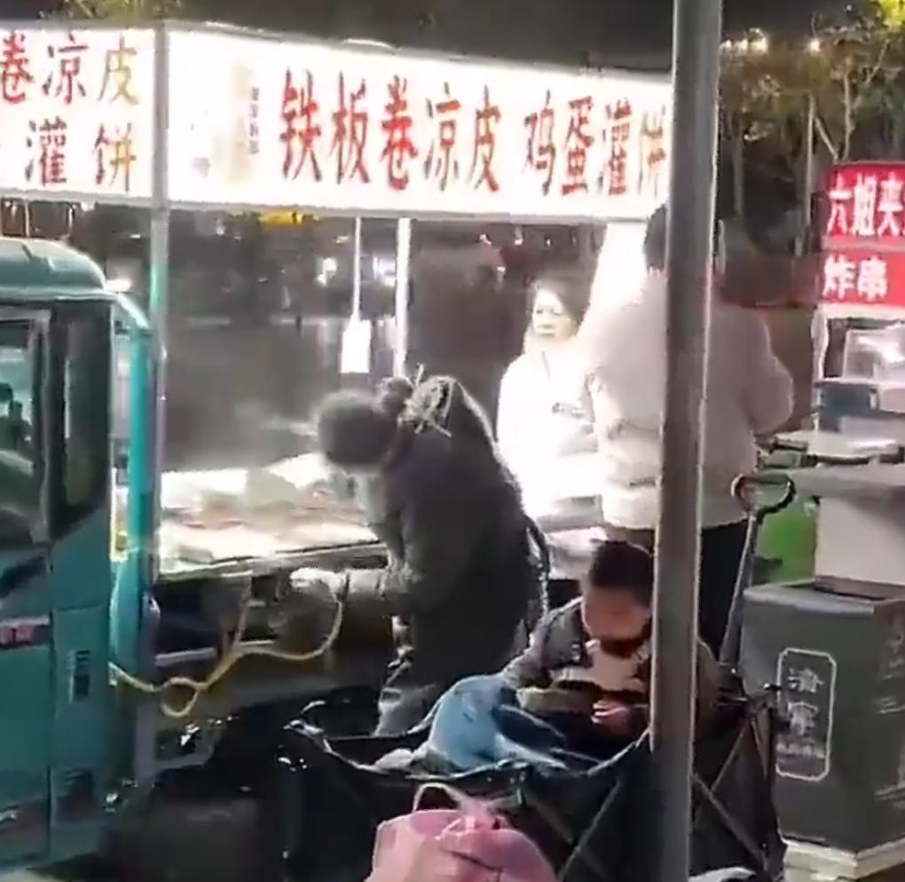 深夜摆摊被索要免费凉皮，女子好心成全，转头收到2万巨款深夜的山东街头，灯火