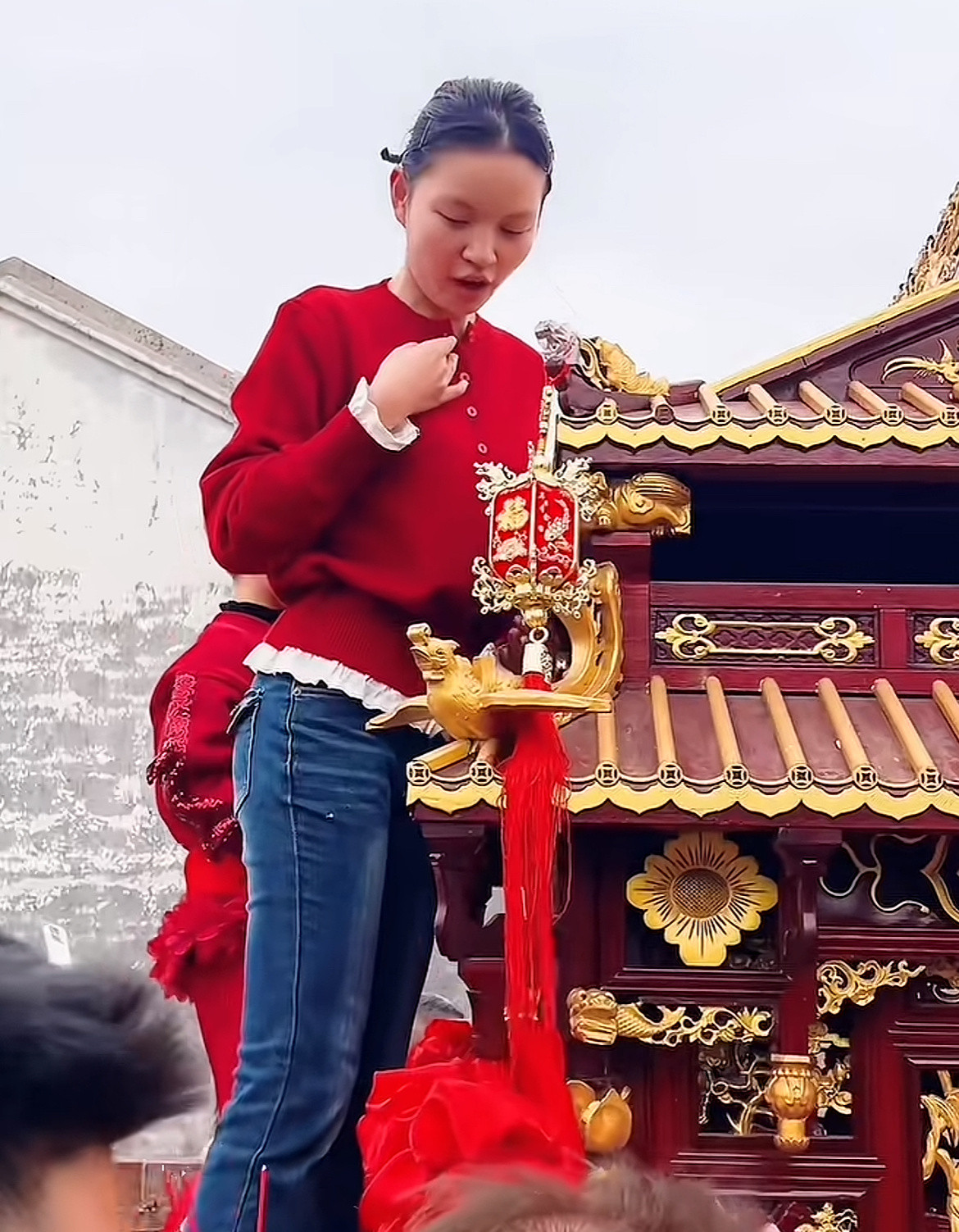 妈祖换人妈祖掷圣杯各位不知道发生什么的朋友们解释一下，这个村子信奉妈祖，每年都