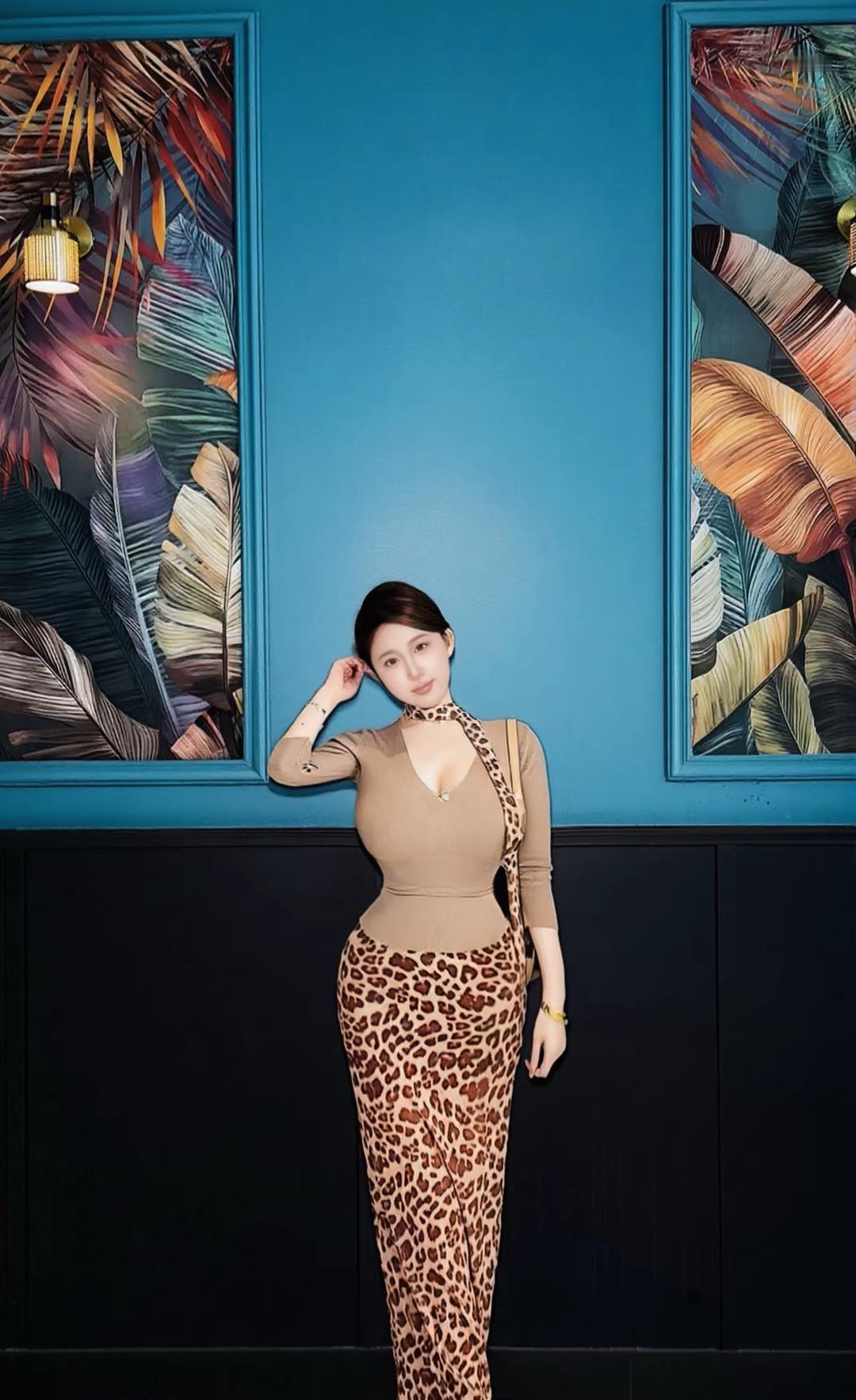 穿出野性美，豹纹长裙搭配优雅吊带，热带风情扑面而来！