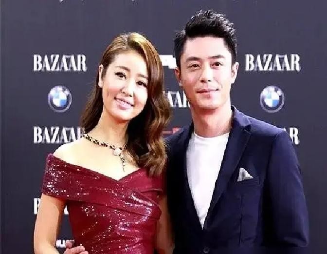 王一博去看香奈儿大秀，穿了件黑色的外套。别人在时装周铆足了劲儿表现，他倒好，就那么安安静静地坐在第一