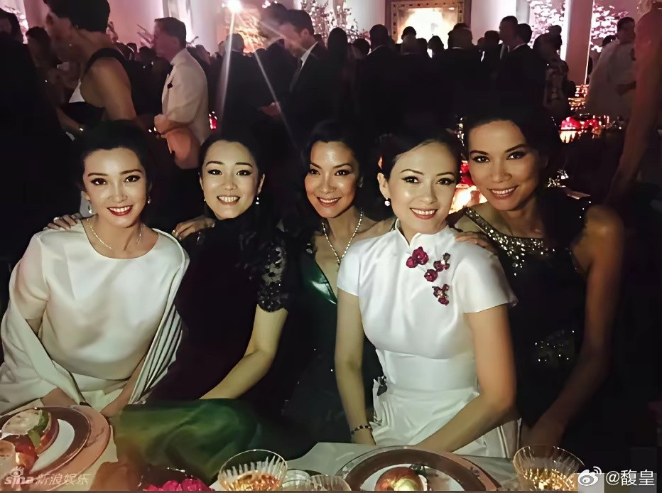 2015年，邓文迪在北京设局做东，举办私人酒会，邀请章子怡、李冰冰、杨紫琼、巩俐