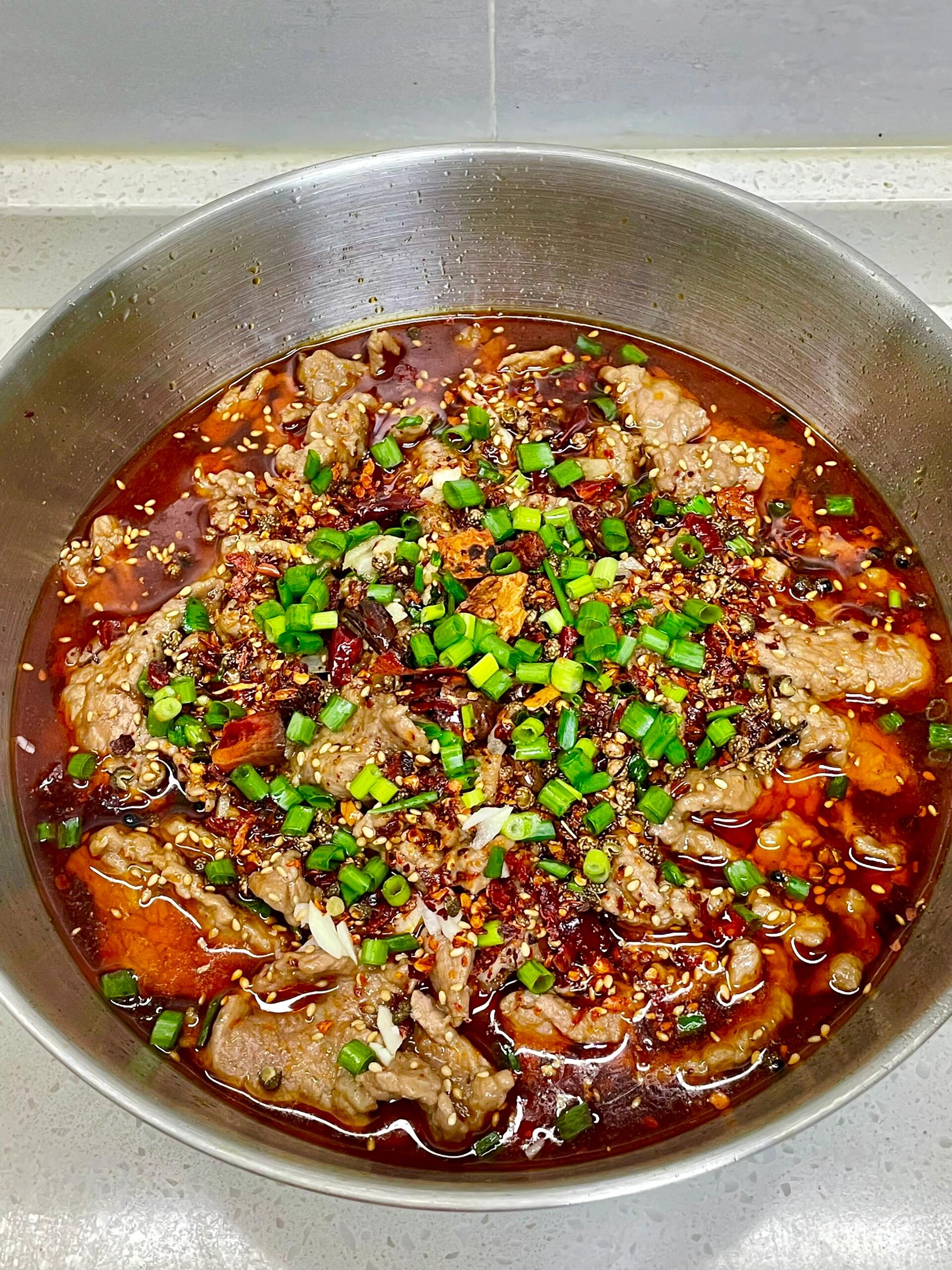 麻辣鲜香的水煮牛肉，附详细做法～水煮牛肉也太香了，每周不吃一次就馋得不行，牛肉