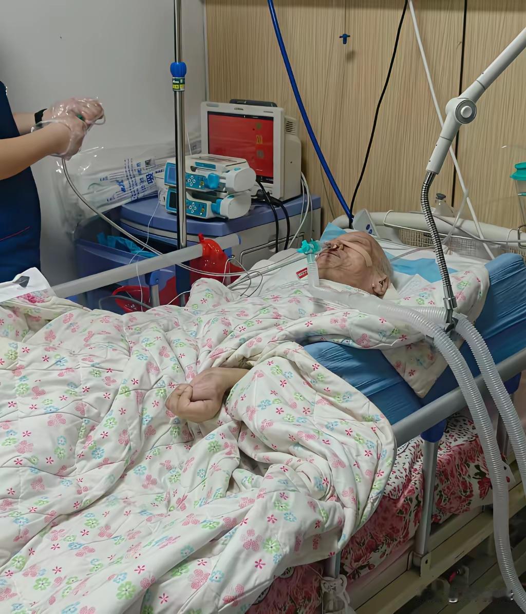 人老了真可怜看到这位老人不禁悲从中来如果你老了愿意子女为你这样过度治疗吗