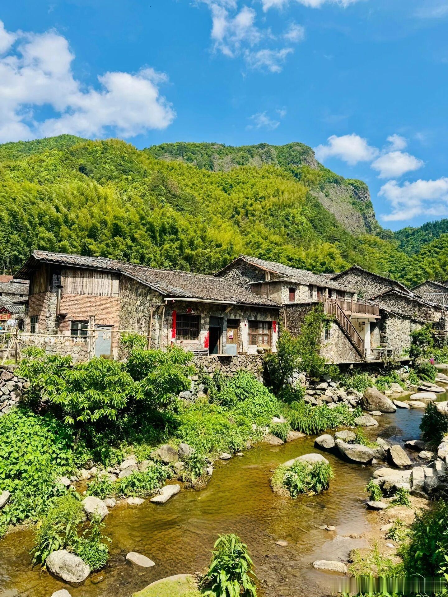 藏在浙江大山里的600年石头秘境，99%的人都没听过！缙云壶镇的岩下村，是