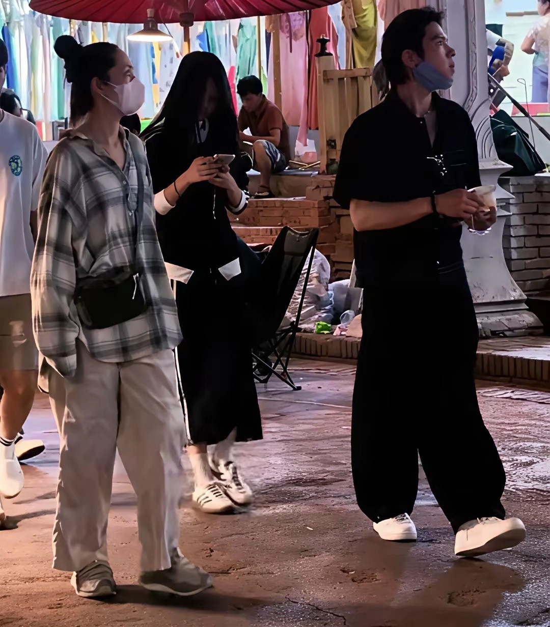 郭碧婷带娘家人云南度假，向佐也去了本人很帅