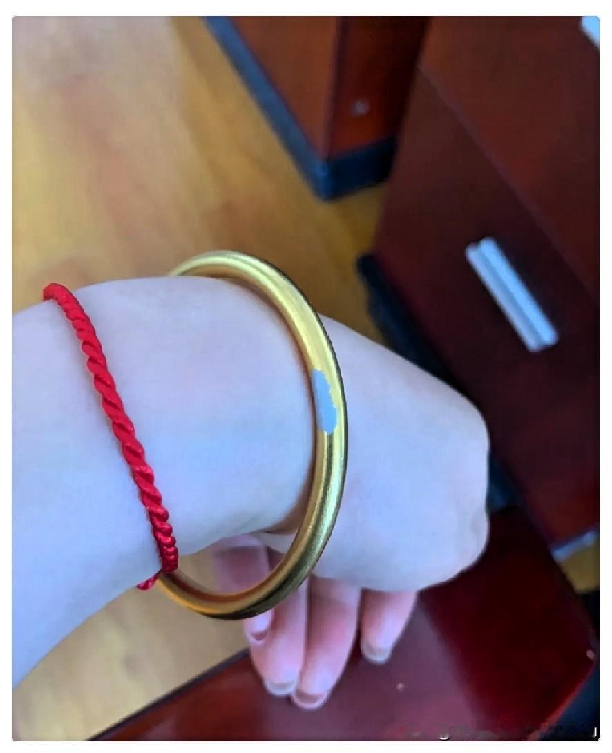 今年本命年，爸爸给我买了个3万多的金镯子。昨天中午突然发现手镯怎么白了一块。