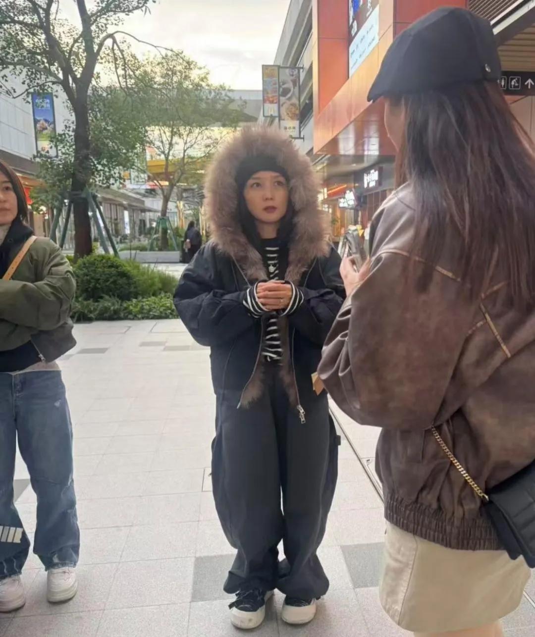 何洁长沙超市购物引围观，时尚穿搭难掩普通外形，排场不小惹争议39岁何洁现身