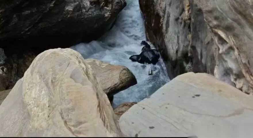 在虎跳峡落水溺亡的29岁美术老师，遗体距离水面只有区区40厘米，但却无法打捞上来