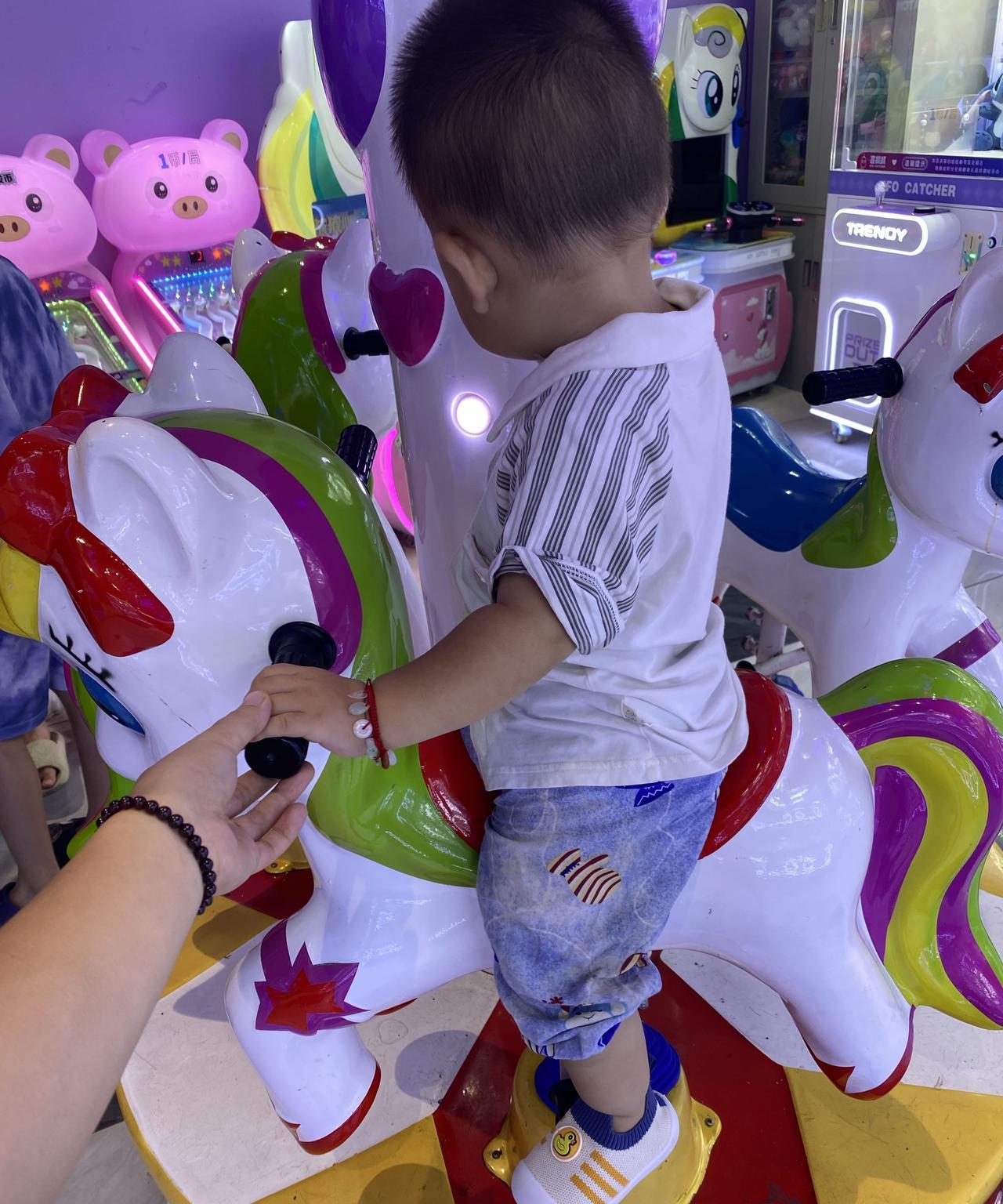 带娃以后才知道：1.真的不要用言语去吼孩子，也不要冷暴力孩子，他真的会变得胆小