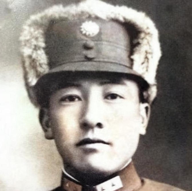 1945年，宋美龄给当时来到南京的马步芳独子马继援介绍了一个美女，马继援一见倾心