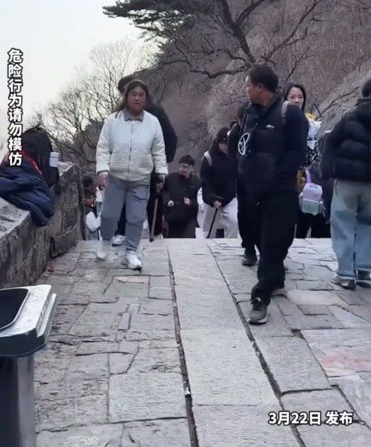 太有实力了！夫妻俩春日去爬黄山，妻子对丈夫说自己爬不动了，结果丈夫二话没说，“男