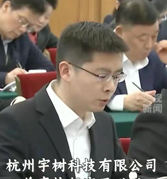 “莫欺少年穷！”90后小伙因为英语成绩差，曾被老师说：“这个小孩有点笨”！不料，