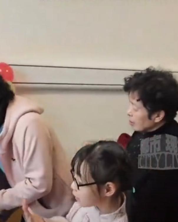 最近，江苏常州109岁老人张珍保与9岁重外孙女同框的视频火了。老人1917年出生