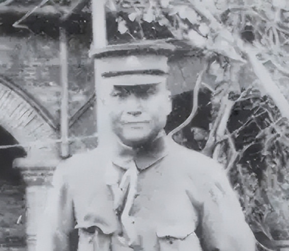 1927年9月，下野的蒋介石在离开溪口时，向浙江省主席周凤岐借十万元的旅费，周凤