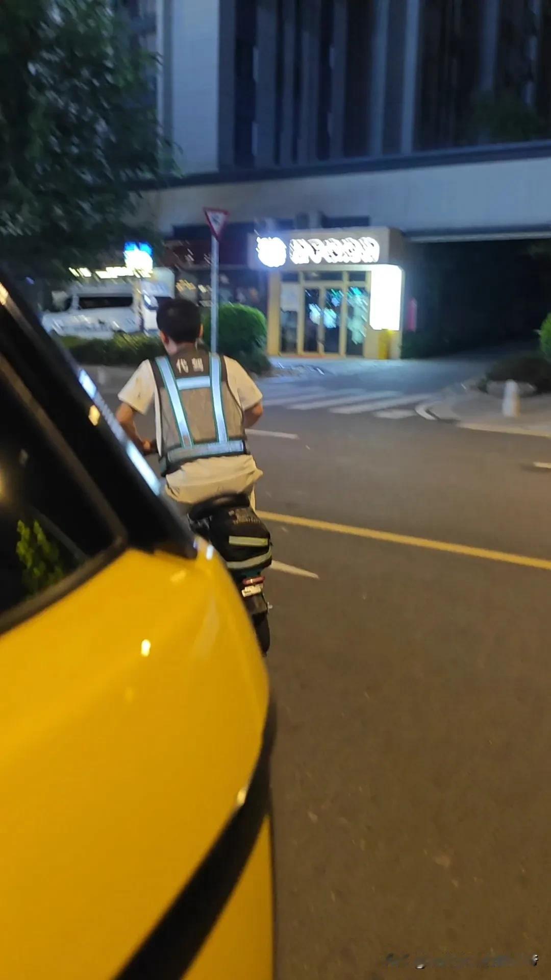 警惕！梦田门口叫代驾，直接卷款潜逃，手法应该是惯犯。昨晚和朋友
