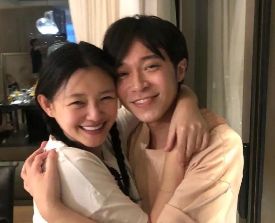 吴青峰发文悼念大S，感谢她总能照顾到社交场合躲在角落的自己，也会去演唱会的后台给