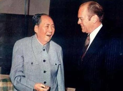 1975年10月21日晚上，毛主席拉着老布什的手，笑着说了一句让全场都愣住的话：