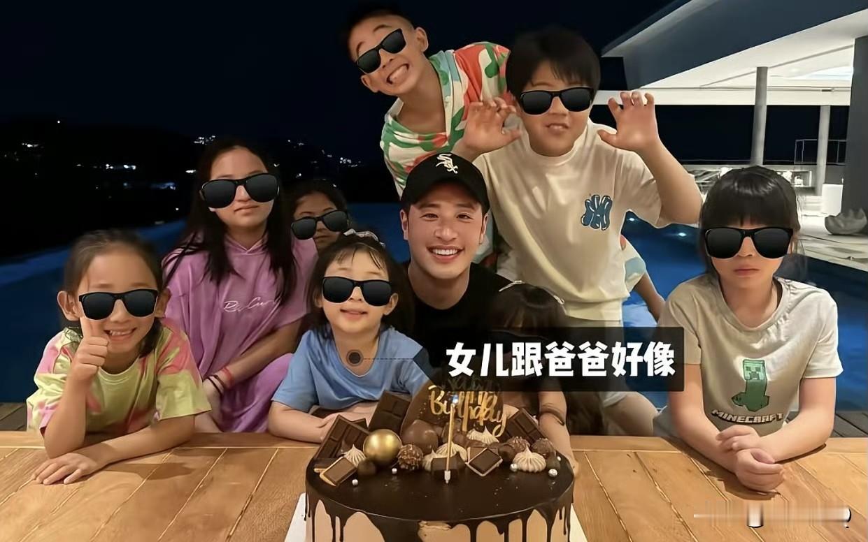 终于看到潘玮柏和宣云的女儿正面照了，看眉毛就觉得长得很喜感，笑起来很活泼。