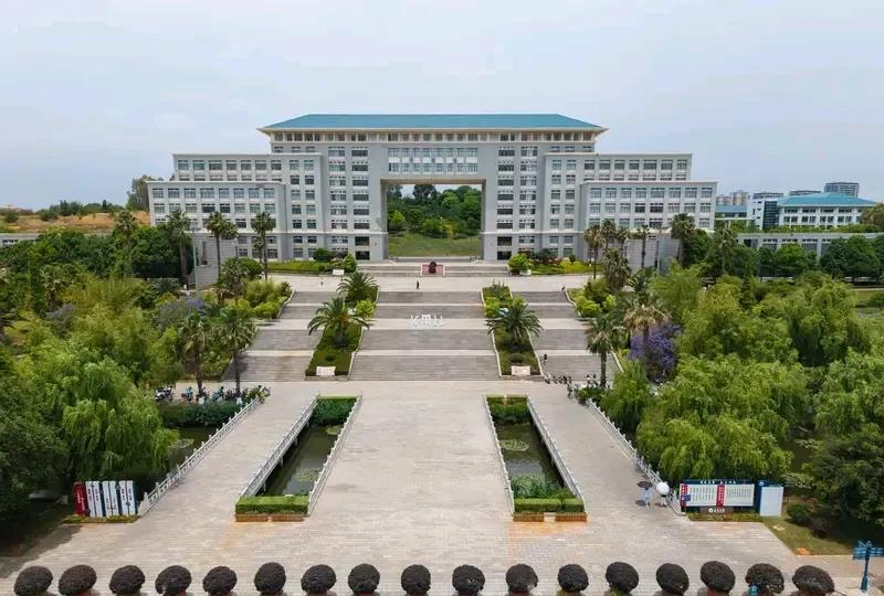 男生考上火箭军工程大学江苏有个男孩考上了火箭军工程大学，这可真是天大的喜事啊。
