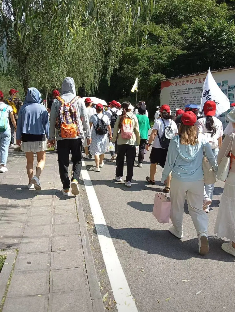 我很好奇，冒着快四十度的高温，带着孩子暑假在各个旅游顶点打卡的家长，这是有多么想