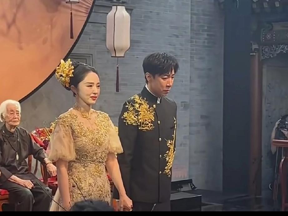 董璇和张惟伊于去年结婚了，他们的婚姻也是相差9岁的姐弟恋，董璇结婚的时候已46岁