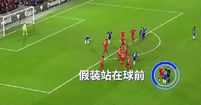 守门员：骗子骗子，你们全都是骗子！摄影师：不光骗你，还骗了我！这个任意球战术