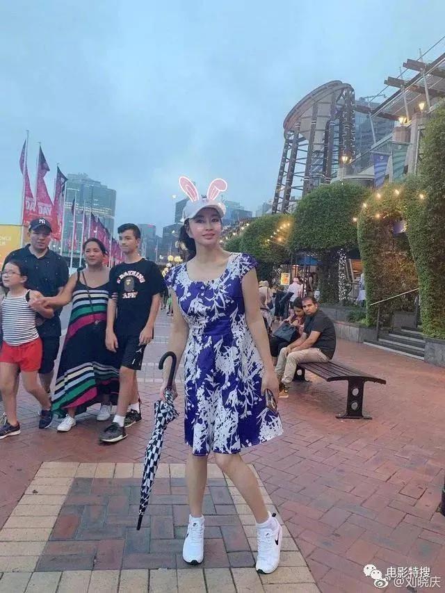 刘晓庆又赢了！旗袍配运动鞋走红毯，70+状态吊打年轻人红毯上的女星都在拼高