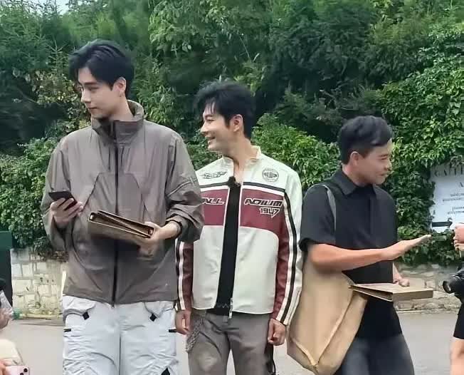 我的天呐？黄晓明这么矮吗？有没有170啊？黄晓明的官方身高是180，很多人都知道