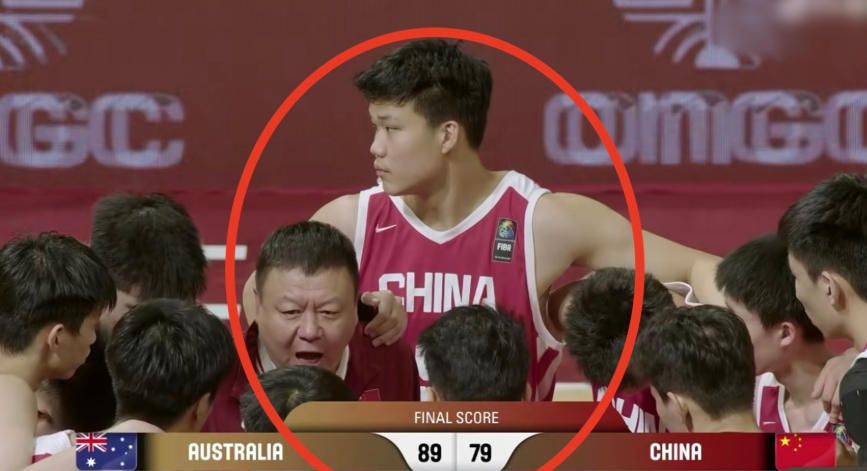 全程坐冷板凳，颁奖独自站角落！全美四星高中生，为何无缘U18男篮决赛一分钟？
