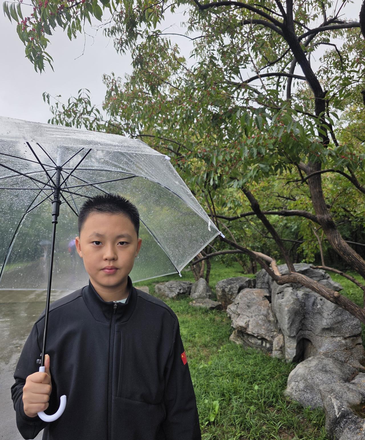 跟女儿一家雨中游览千佛山……今天早上、上午直到中午，一直下雨。中午时女儿想吃传