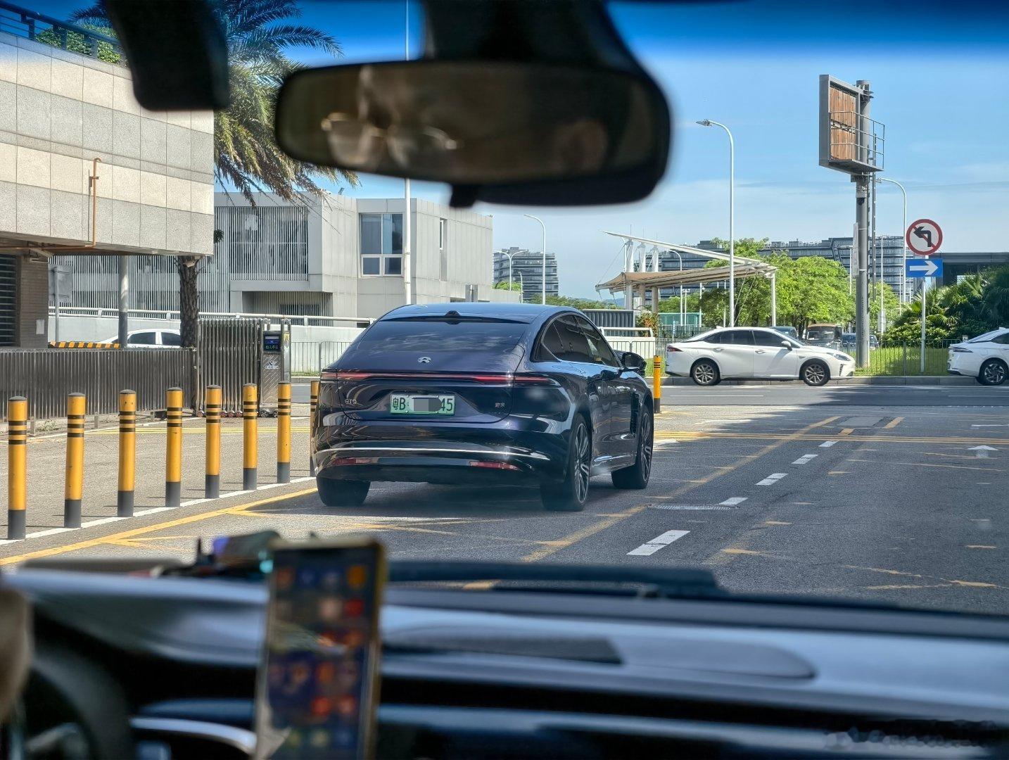 感觉在上海没咋看到过ET9，深圳一出机场碰到一个，子夜镜瓷蓝真漂亮​