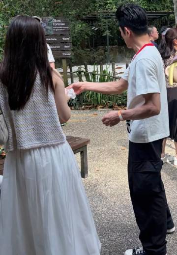 方媛一家6口逛动物园，郭富城穿着1500多块的Gucciicon短袖...