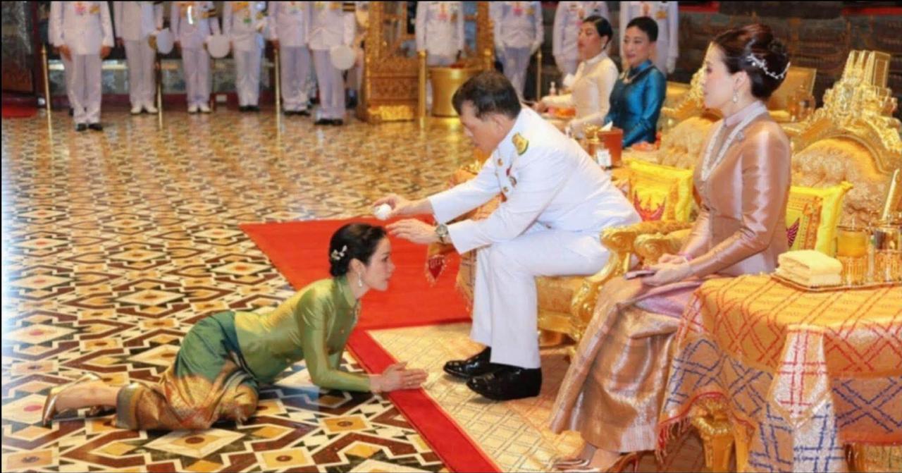 诗妮娜身份是妾室，需要跪拜苏提达王后泰王再宠诗妮娜又怎样？妾就是妾！连跪苏提达