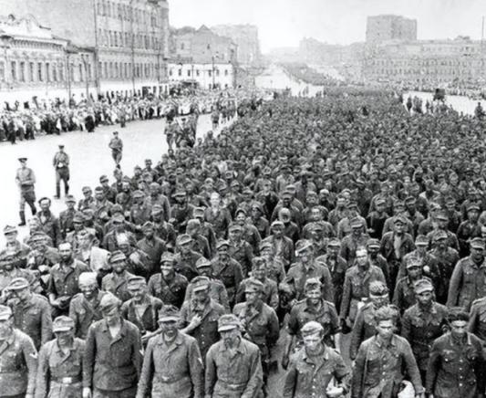 1944年，57000名德国战俘在莫斯科街头进行游街，为避免意外发生，苏军决定对