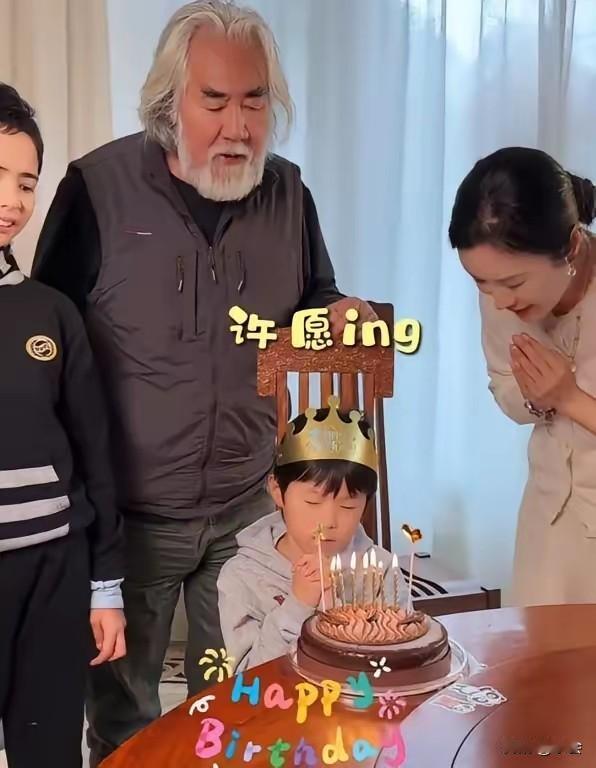 75岁张纪中为7岁儿子庆生，一家6口吃牛排好热闹不过更引人关注的是，他和妻子杜