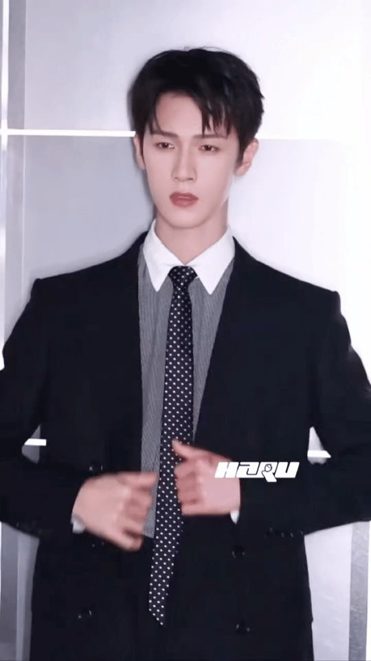 李昀锐我的新郎官利落剪裁勾勒挺拔身形，温润气质与干净眉眼相得益彰。这身造型将