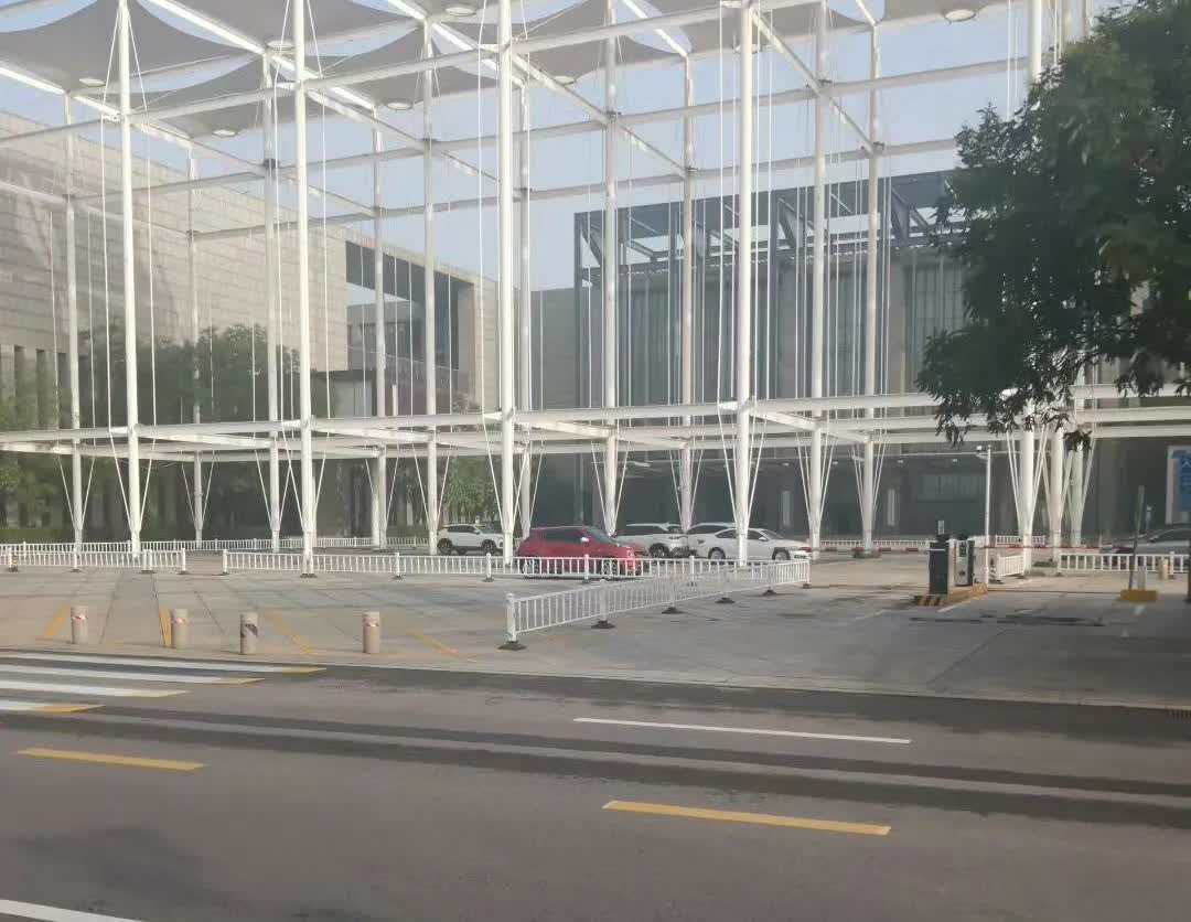 女人不是与生俱来都会向所有的男人讨好的。但是女人有一个天生的致命的弱点，当她发现