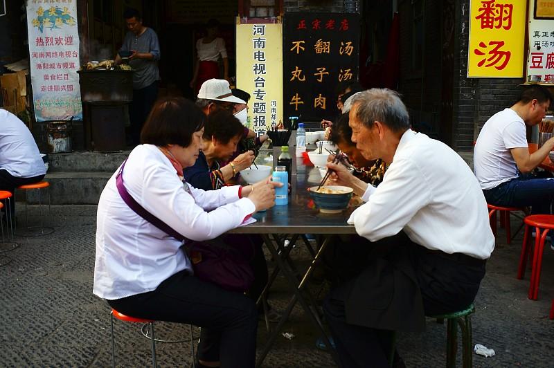 作为十三朝古都，洛阳的包容感真的刻在骨子里。上周在老城十字街逛，能看到操着东北